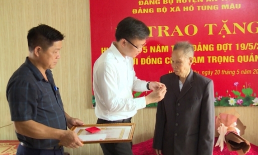 Bí  Thư Tỉnh uỷ trao Huy hiệu 75 năm tuổi Đảng