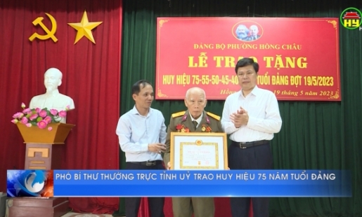 Phó Bí  Thư Thường  trực Tỉnh uỷ trao Huy hiệu 75 năm tuổi Đảng