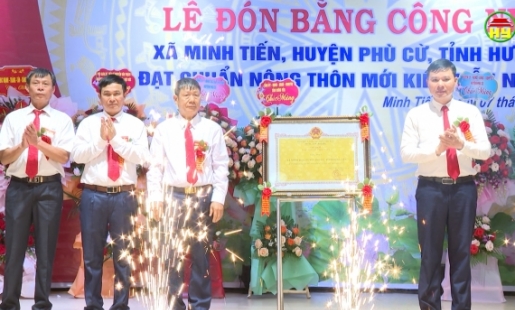 Xã Minh Tiến đón bằng công nhận đạt chuẩn Nông thôn mới kiểu mẫu