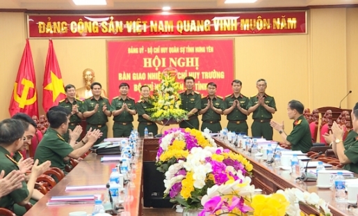 Bàn giao nhiệm vụ Chỉ huy trưởng Bộ CHQS tỉnh