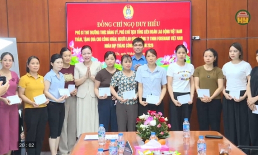 Tặng quà cho đoàn viên, người lao động