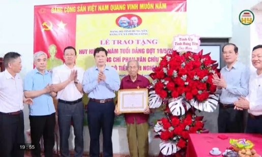 Trao Huy hiệu Đảng đợt 19/5