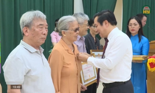 Trao huy hiệu Đảng đợt 19/5 