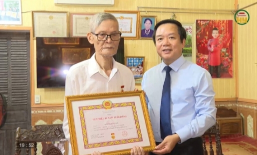 Trao Huy hiệu Đảng đợt 19/5 