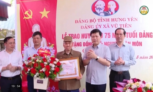 Trao Huy hiệu Đảng đợt 19/5 