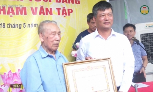 Trao huy hiệu Đảng đợt 19/5 