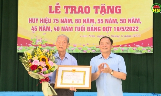 Trao tặng huy hiệu Đảng cho đảng viên