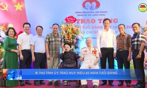 Đồng chí Bí thư Tỉnh ủy trao huy hiệu 65 năm tuổi Đảng
