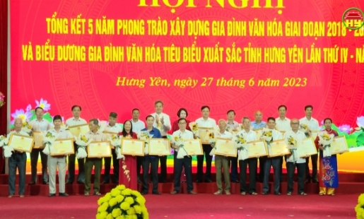 Tổng kết 5 năm phong trào xây dựng gia đình văn hoá và biểu dương gia đình văn hoá tiêu biểu