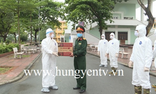 Bí thư Tỉnh ủy tặng quà, kiểm tra công tác phòng chống dịch tại thôn Chí Trung