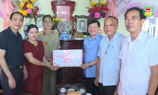 Chủ tịch UBND tỉnh Nguyễn Văn Phóng thăm, tặng quà gia đình chính sách tại huyện Phù Cừ