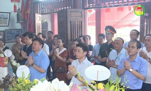 Lãnh đạo tỉnh Hưng Yên dâng hương, dâng hoa tại di tích lịch sử quốc gia Cây đa và đền La Tiến