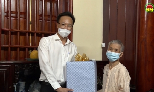 Bí thư tỉnh ủy thăm và tặng quà mẹ VNAH, AHLLVTND 