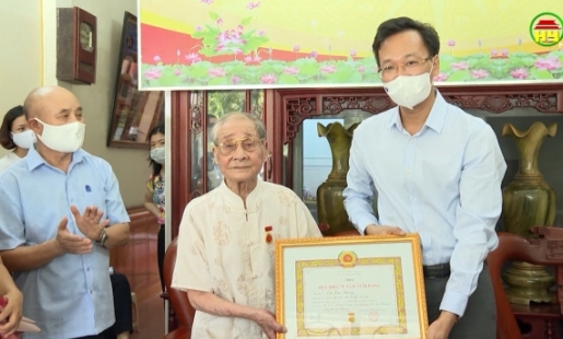 Bí thư Tỉnh ủy trao Huy hiệu 75 năm tuổi Đảng