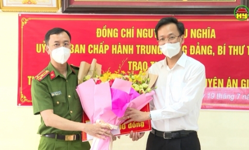 Bí thư Tỉnh ủy trao thưởng, động viên các chiến sỹ điều tra, phá án nhanh  chuyên án giết người tại TT Văn Giang
