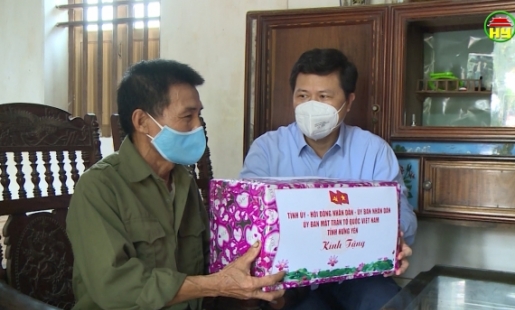 Chủ tịch HĐND tỉnh thăm, tặng quà dịp 27/7