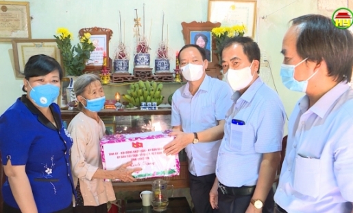 Chủ tịch UBND tỉnh thăm, tặng quà dịp 27/7
