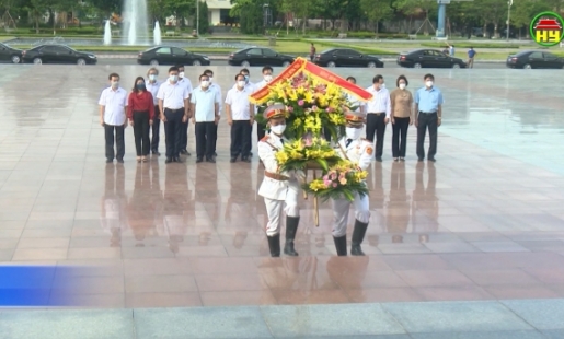 Dâng hoa tưởng niệm tổng thư Nguyễn Văn Linh
