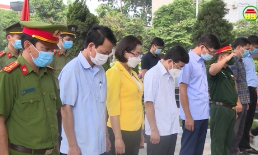 Phó Bí thư Thường trực Tỉnh ủy dâng hương viếng nghĩa trang liệt sĩ thị xã Mỹ Hào