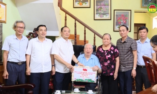 Chủ tịch UBND tỉnh tặng quà các gia đình chính sách nhân kỷ niệm 76 năm ngày Thương binh - Liệt sĩ