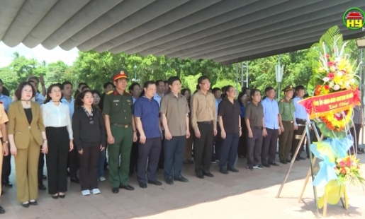 Đoàn công tác tỉnh Hưng Yên dâng hoa, dâng hương viếng các anh hùng liệt sĩ tại ở Nghĩa trang Quốc gia, tỉnh Quảng Trị