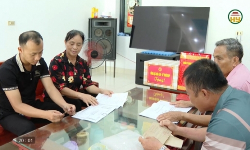 Niềm vui của gia đình khi tìm thấy phần mộ liệt sĩ
