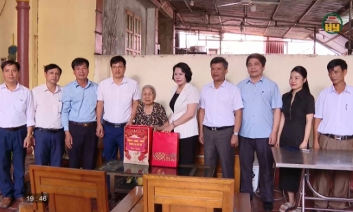 Tặng quà các gia đình chính sách tại xã Ân Thi