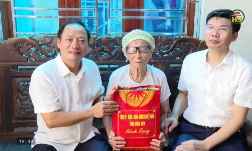 Tặng quà gia đình chính sách dịp 27/7