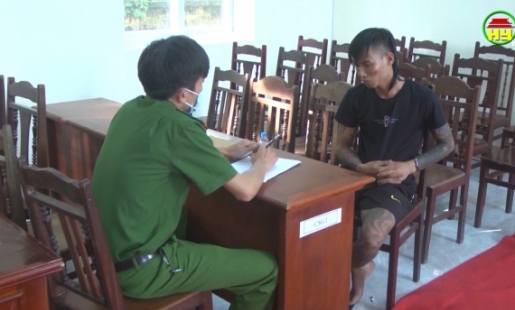 Khống chế đối tượng ngáo đá dùng súng uy hiếp vợ con