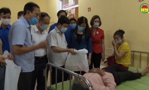 PBT Thường trực Tỉnh ủy Nguyễn Duy Hưng thăm, tặng quà bệnh nhân phẫu thuật đục thủy tinh thể