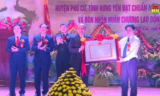 Phù Cừ đón bằng công nhận đạt chuẩn nông thôn mới