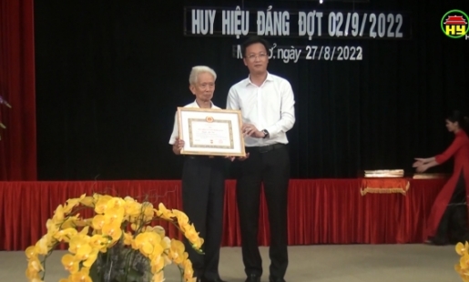 Đồng chí Nguyễn Hữu Nghĩa- Ủy viên BCH trung ương Đảng, Bí  thư Tỉnh ủy Hưng Yên trao huy hiệu Đảng tặng đảng viên