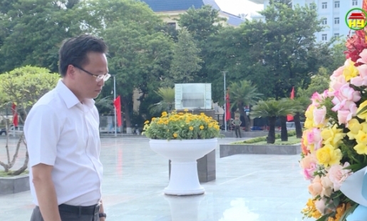 Dâng hương, dâng hoa tưởng nhớ Chủ tịch Hồ Chí Minh và Tổng Bí thư Nguyễn Văn Linh