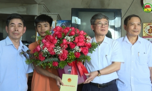 Phó Chủ tịch UBND tỉnh tặng quà học sinh nghèo vượt khó