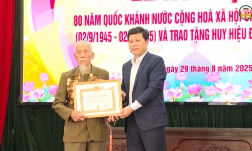 Phó Bí thư Thường trực Tỉnh ủy trao huy hiệu Đảng