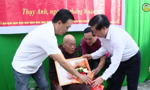 Phó Chủ tịch Thường trực UBND tỉnh trao Huy hiệu Đảng