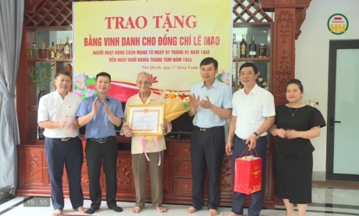 Trao bằng vinh danh và Huy hiệu Đảng đợt 2/9