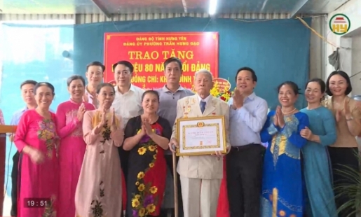 Trao bằng vinh danh và Huy hiệu Đảng đợt 2/9