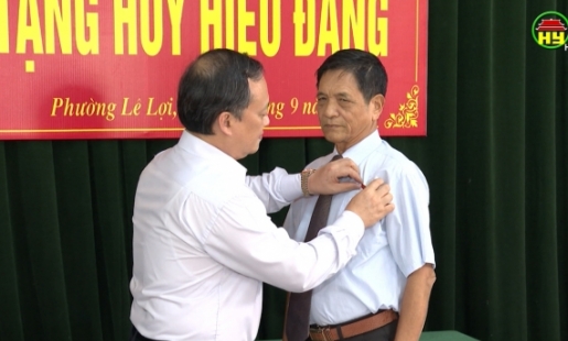 Bí thư Tỉnh ủy trao Huy hiệu Đảng tại TP Hưng Yên