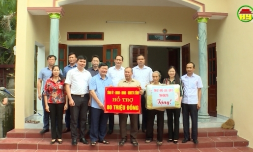 Chủ tịch UBND tỉnh trao tiền hỗ trợ xây dựng nhà ở tại Ân Thi