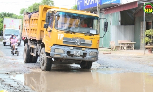 Đường tỉnh 381 nhiều điểm xuống cấp, hư hỏng do xe tải trọng lớn, xe chở vật liệu xây dựng