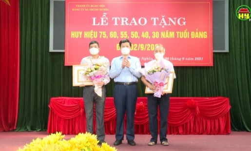 Phó Bí thư Tỉnh ủy, Chủ tịch HĐND tỉnh trao huy hiệu Đảng đợt 2/9 cho các đảng viên thuộc Đảng bộ xã Trung Nghĩa, thành phố Hưng Yên.