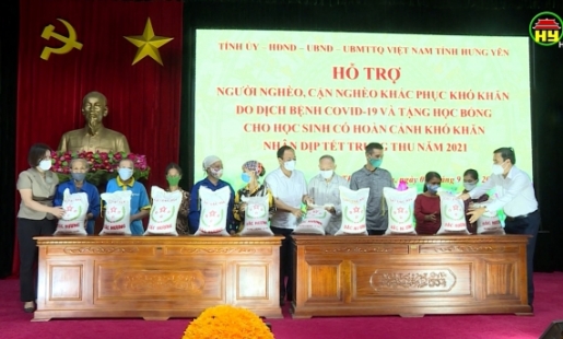 Chủ tịch UBND tỉnh tặng gạo và quà trung thu