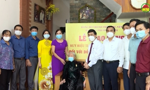 Phó Bí thư Thường trực Tỉnh ủy trao huy hiệu Đảng tại thành phố Hưng Yên
