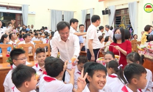 Đêm hội trăng rằm và trao tặng quà, học bổng, bảo trợ cho trẻ em có hoàn cảnh đặc biệt, khó khăn