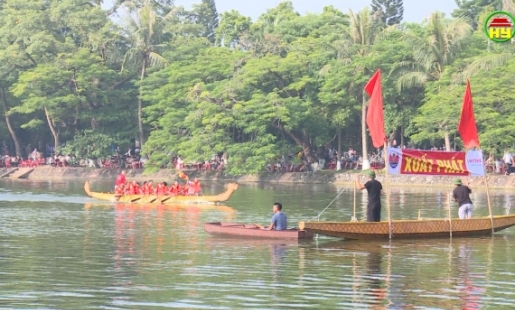 Đua thuyền trên hồ Bán Nguyệt sau 2 năm tạm dừng