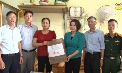 Thăm, tặng quà gia đình chiến sỹ có hoàn cảnh khó khăn 