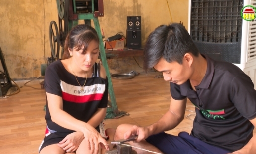 Thế hệ trẻ gìn giữ nghề truyền thống chạm bạc Huệ Lai