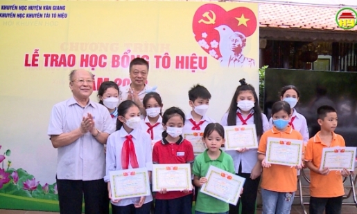Trao học bổng Khuyến học Khuyến tài Tô Hiệu