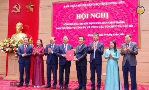 Công bố các quyết định về công tác tổ chức và cán bộ